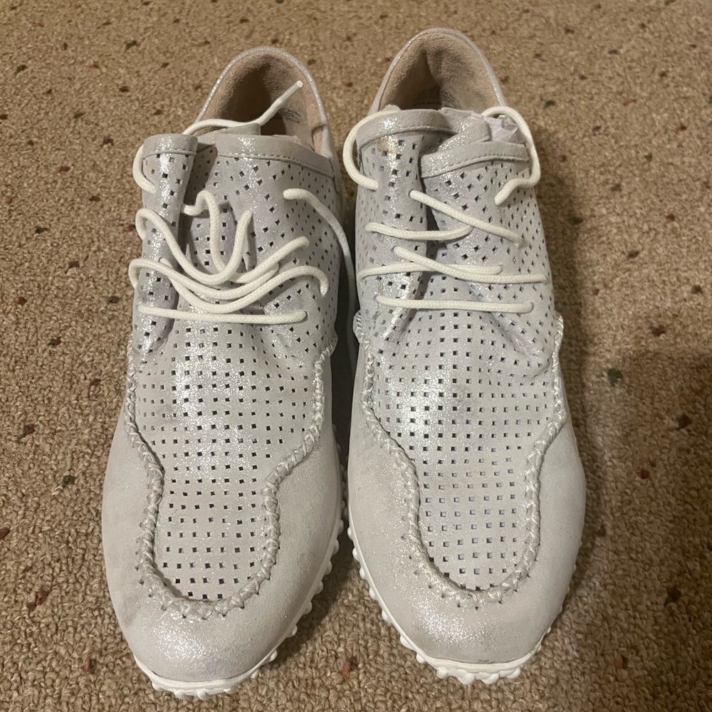 Women’s Diba True brand new silver poker hand size 9